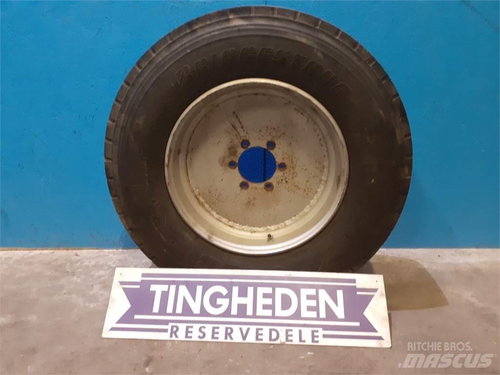 19.5 285/70R19.5 Tyres, wheels and rims