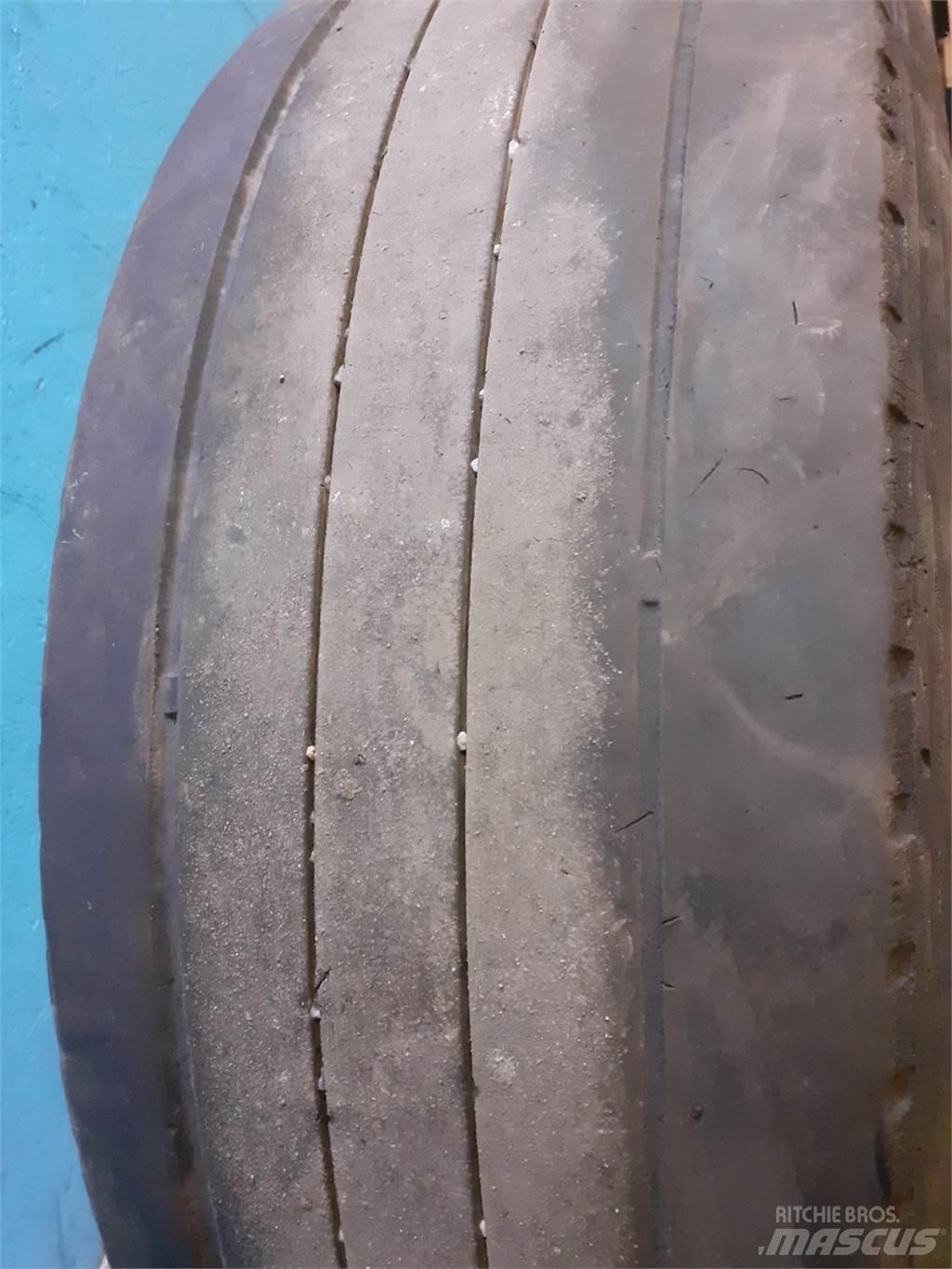  19.5 285/70R19.5 Tyres, wheels and rims