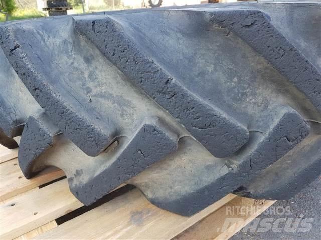 24 15.5/80R24 Tyres, wheels and rims