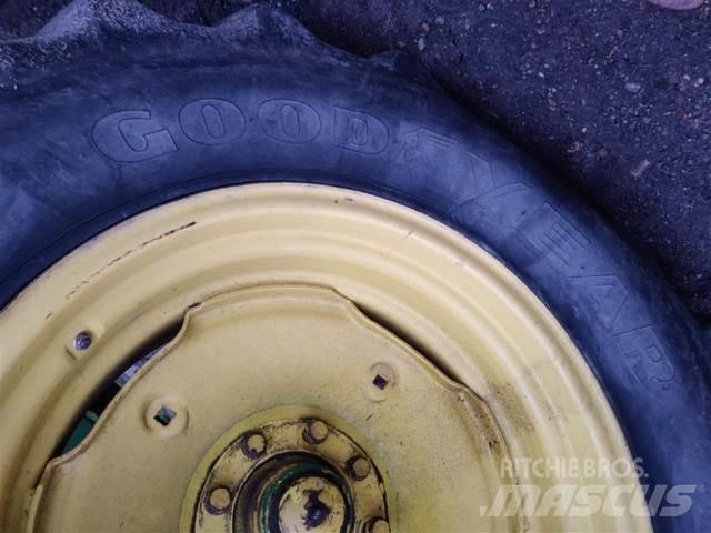  26 16.9R26 Tyres, wheels and rims