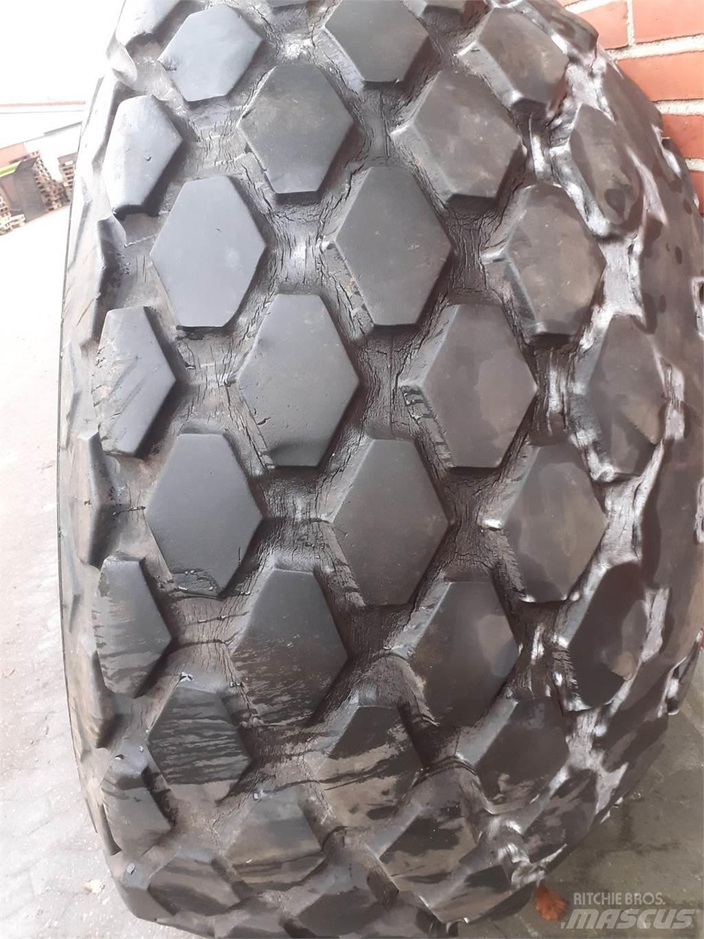  26 28L-26 Tyres, wheels and rims