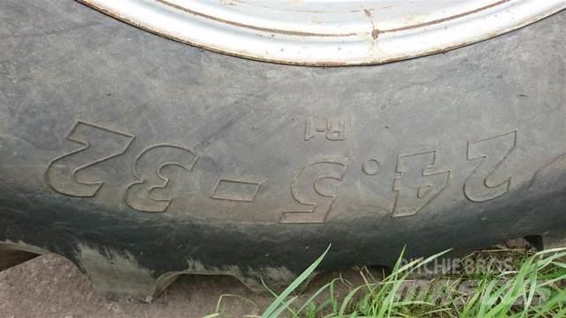  32 24.5-32 Tyres, wheels and rims