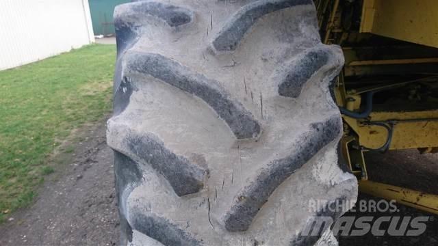 32 30.5L-32 Tyres, wheels and rims