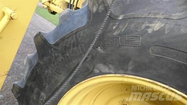  32 30.5L-32 Tyres, wheels and rims