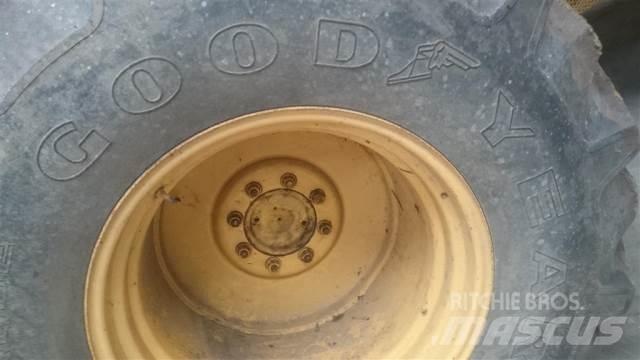  32 30,5L-32 Tyres, wheels and rims