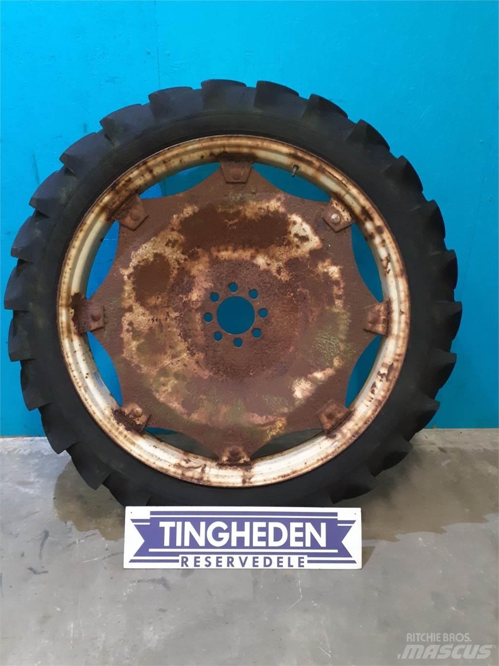  44 9.5-44 Tyres, wheels and rims