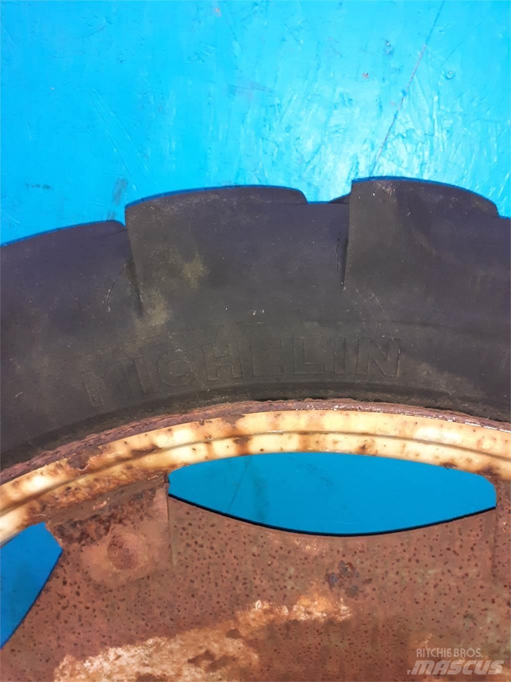 44 9.5-44 Tyres, wheels and rims