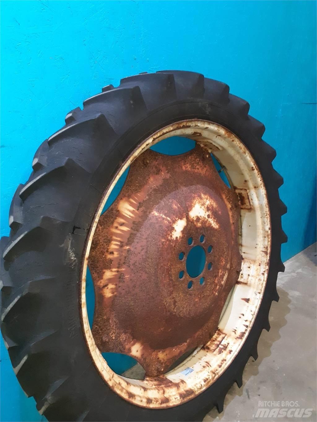  44 9.5-44 Tyres, wheels and rims