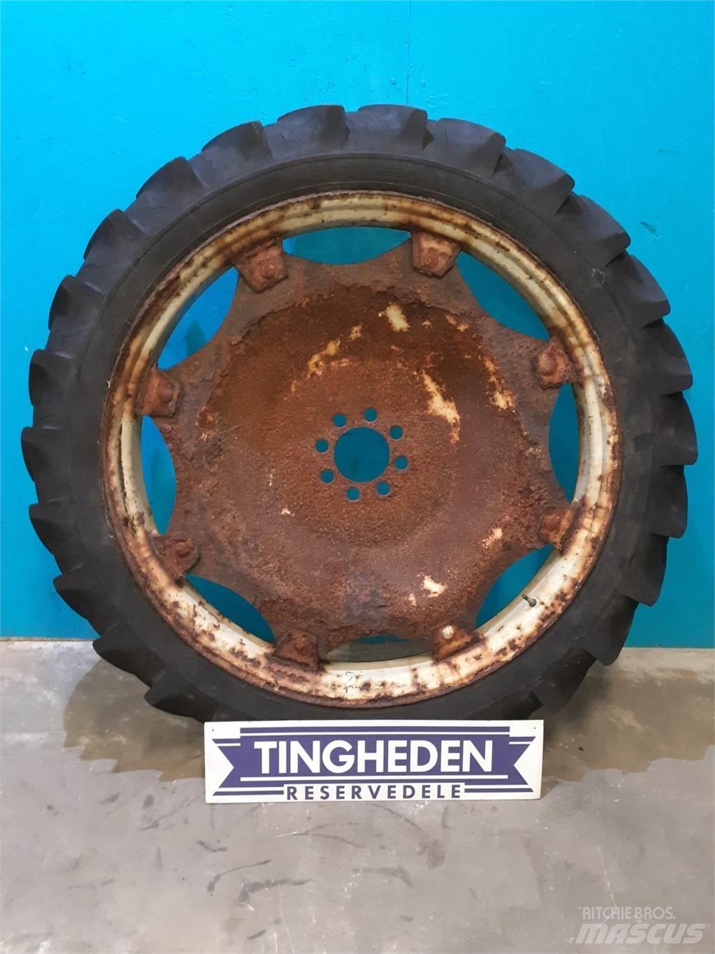  44 9.5-44 Tyres, wheels and rims