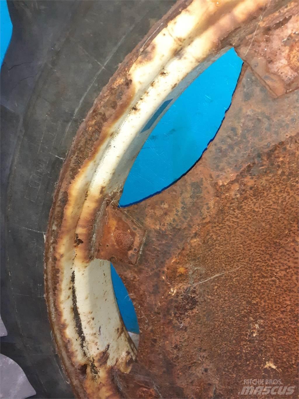  44 9.5-44 Tyres, wheels and rims