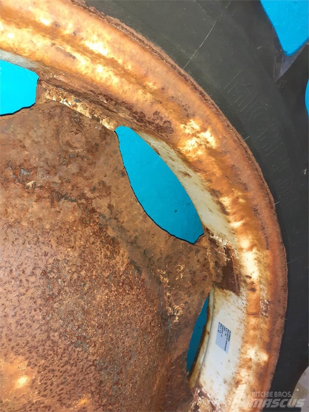  44 9.5-44 Tyres, wheels and rims