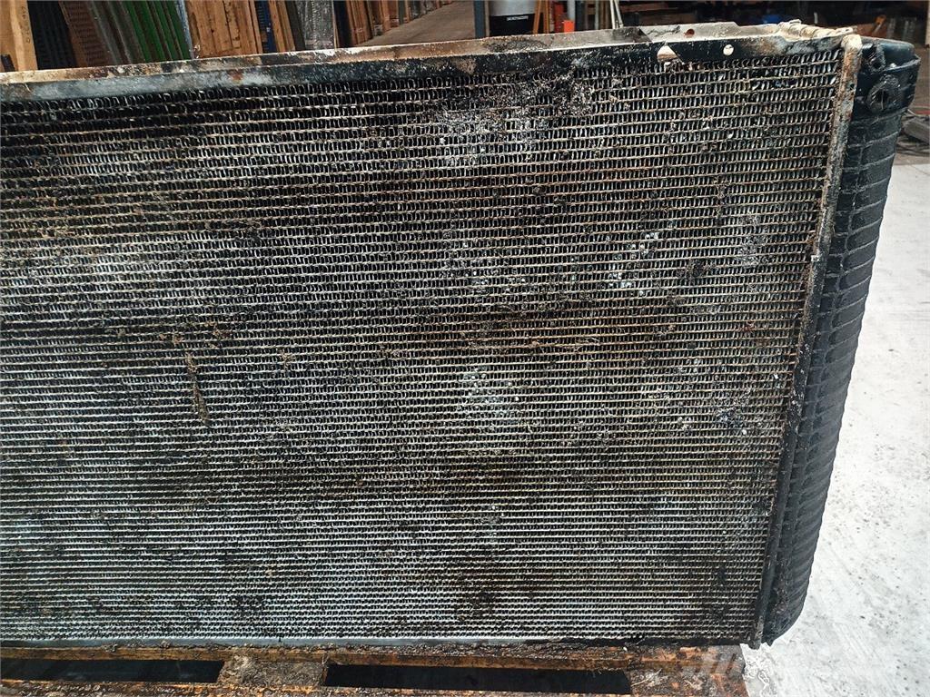 CASE 8010 Radiators