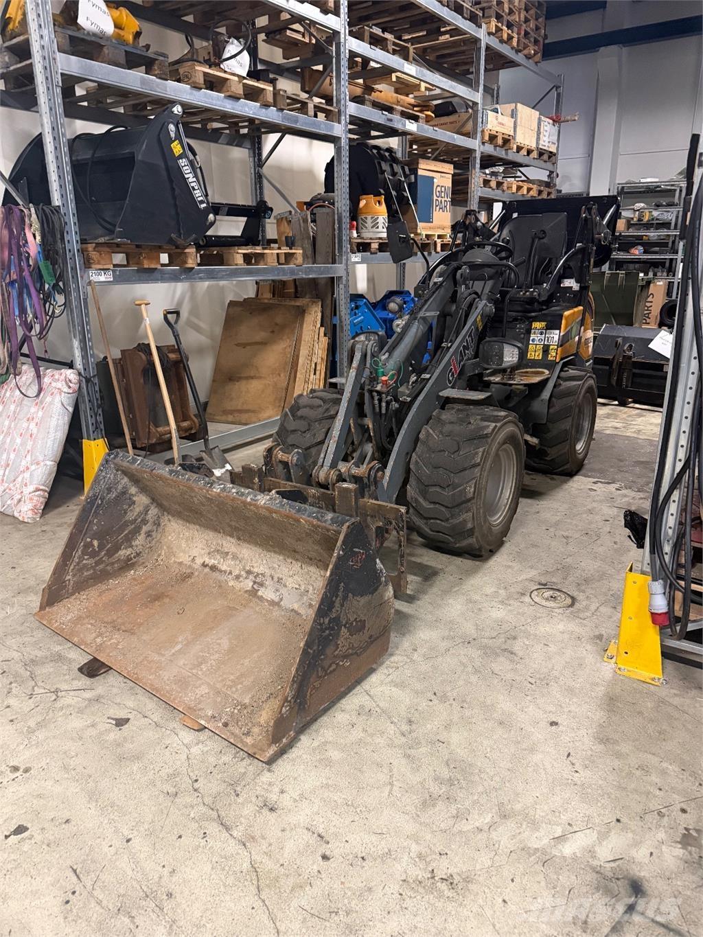 GiANT G2200E Mini loaders