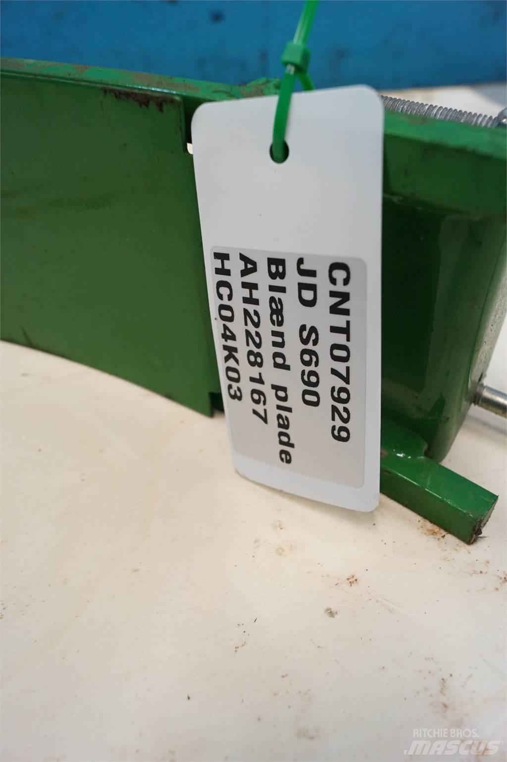 John Deere S690 Combine harvester spares & accessories