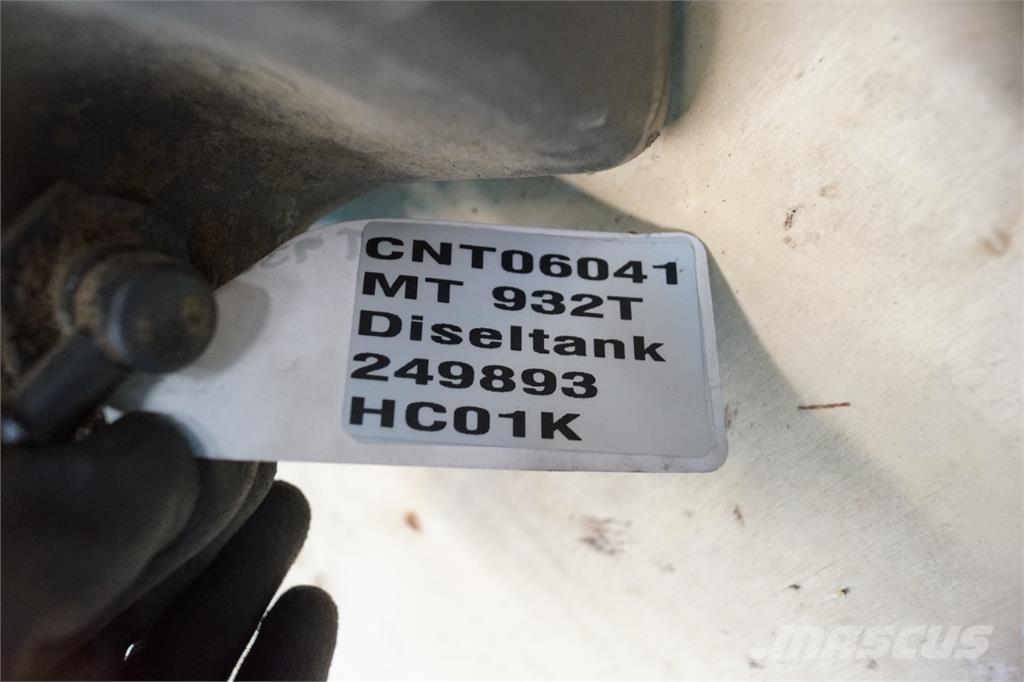 Manitou MT 932T Fuel and additive tanks