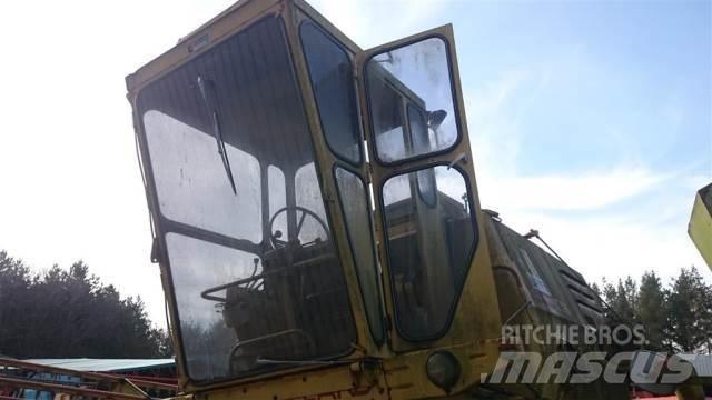 New Holland 1520 Cabins and interior