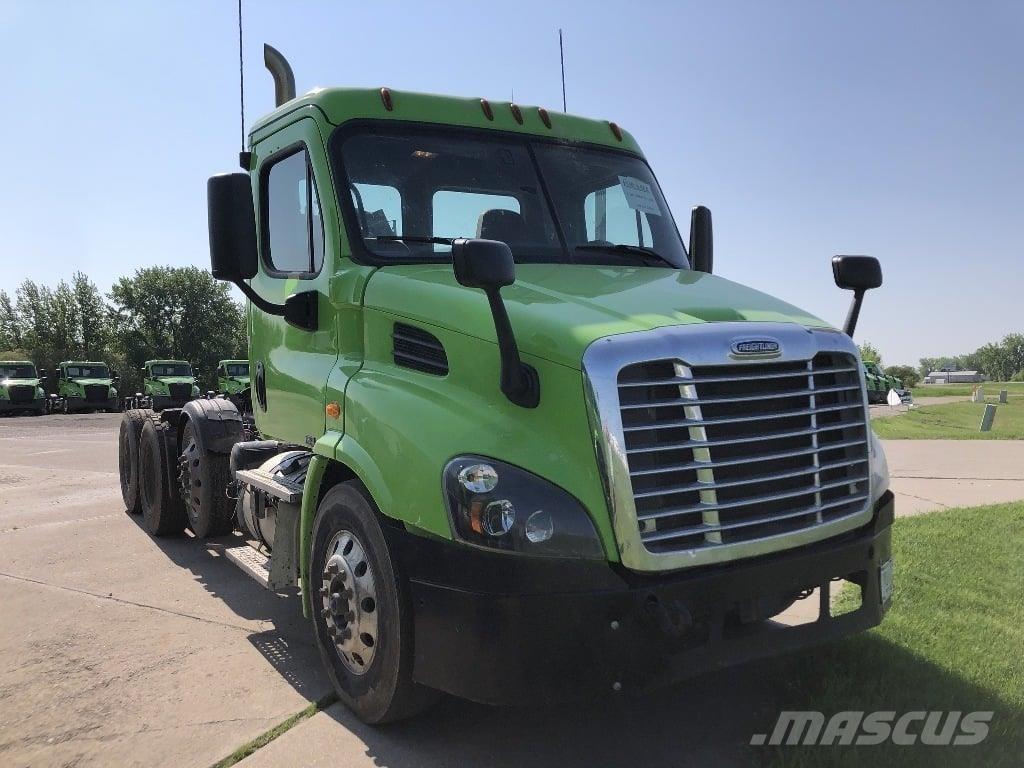 Freightliner CA113 Truck Tractor Units