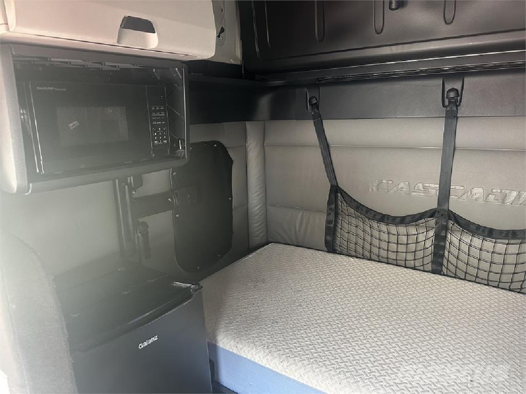 Freightliner CA126 Truck Tractor Units