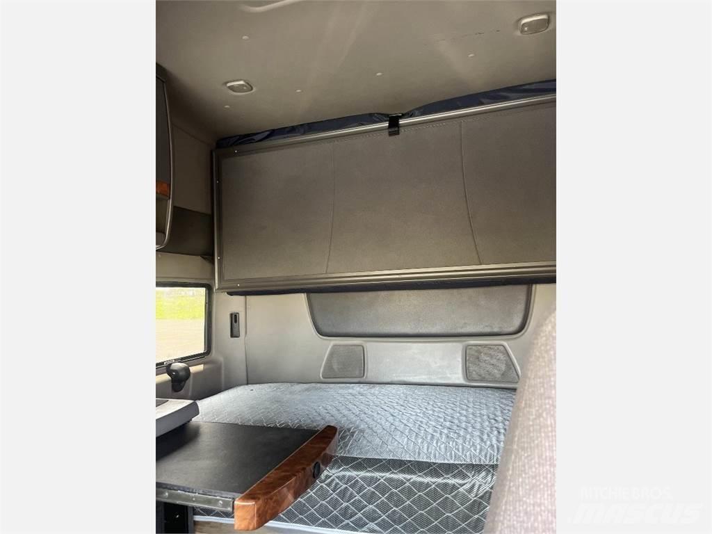 International LT625 Truck Tractor Units