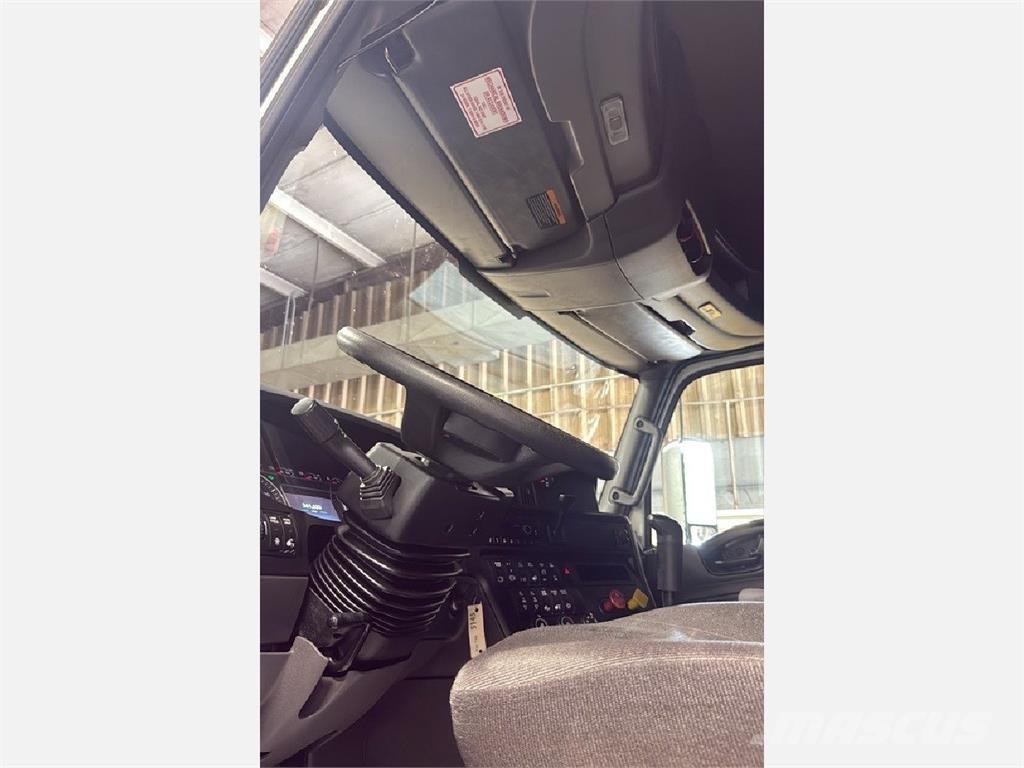 International LT625 Truck Tractor Units