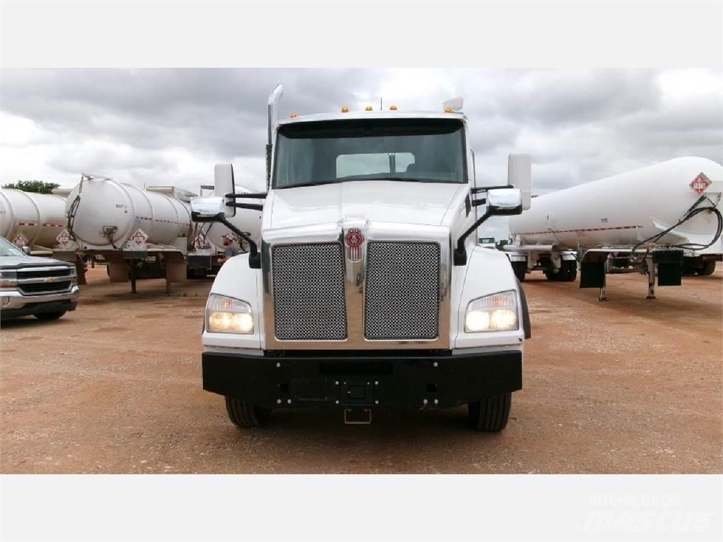 Kenworth T880 Truck Tractor Units