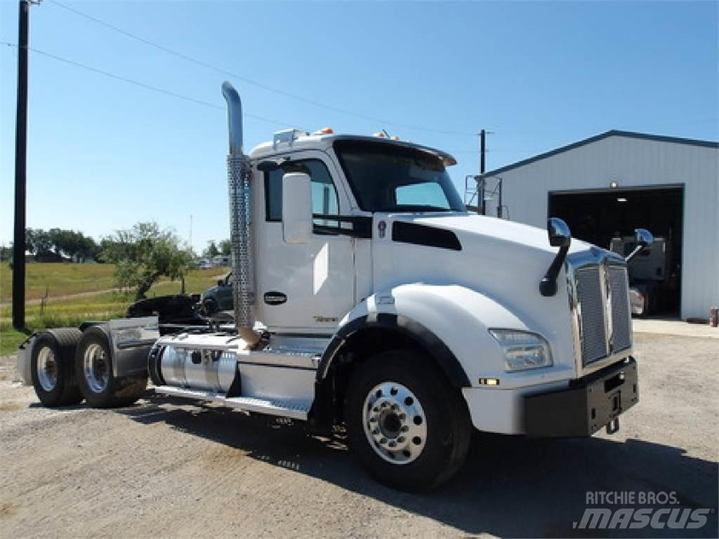 Kenworth T880 Truck Tractor Units