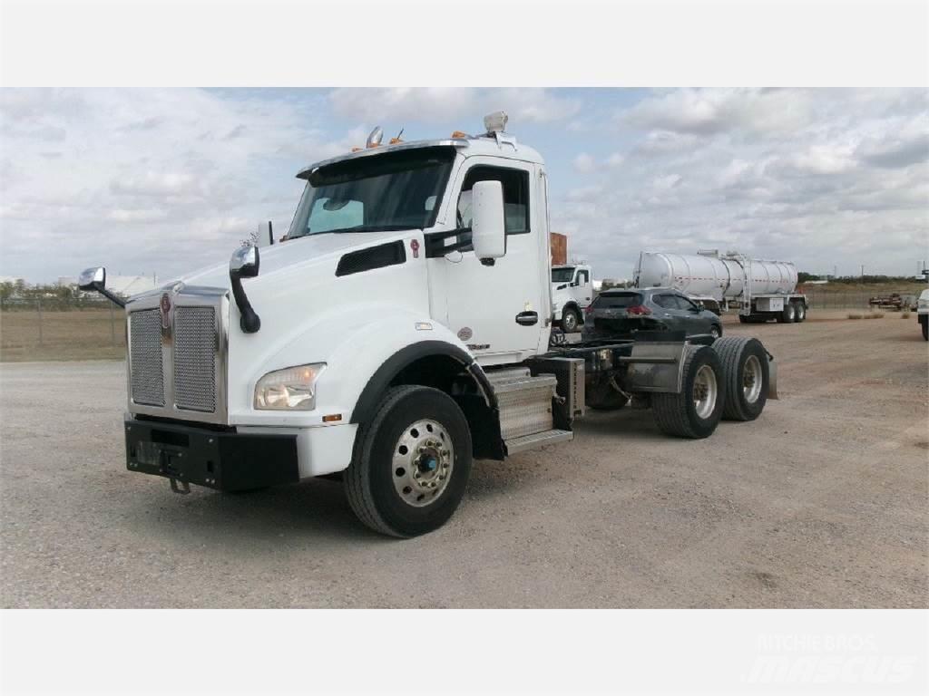 Kenworth T880 Truck Tractor Units