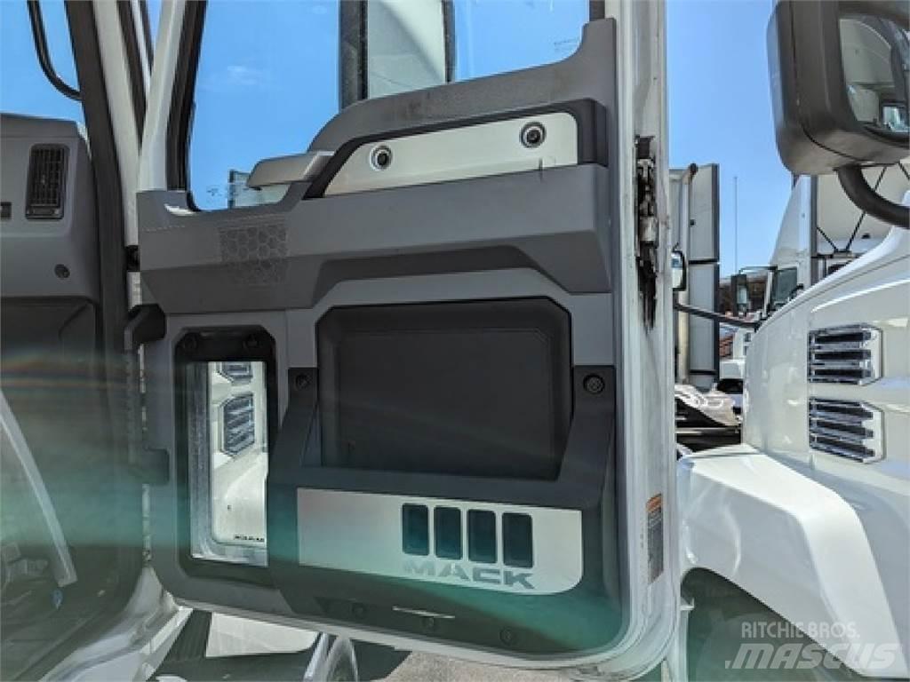 Mack AN64T Truck Tractor Units