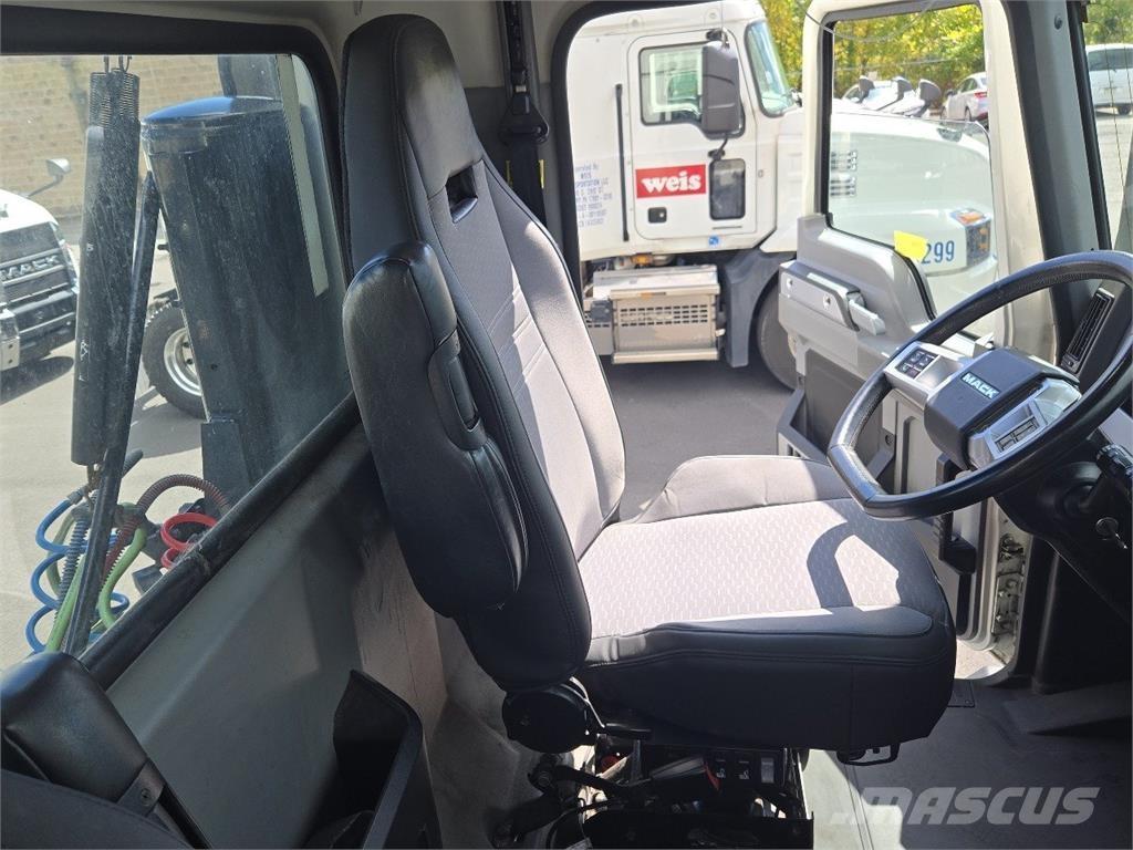 Mack AN64T Truck Tractor Units