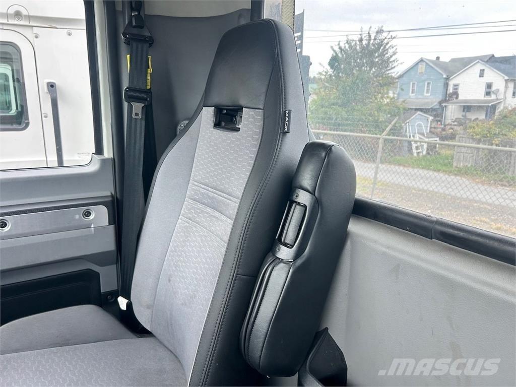 Mack AN64T Truck Tractor Units