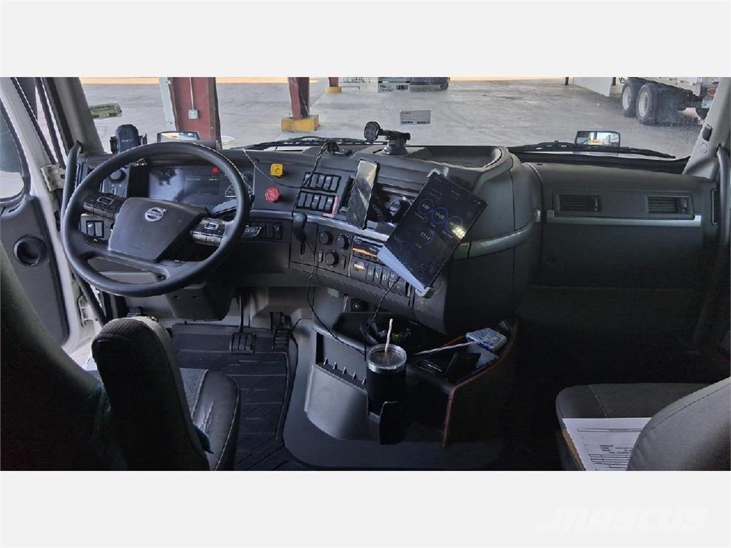 Volvo VNL64T760 Truck Tractor Units