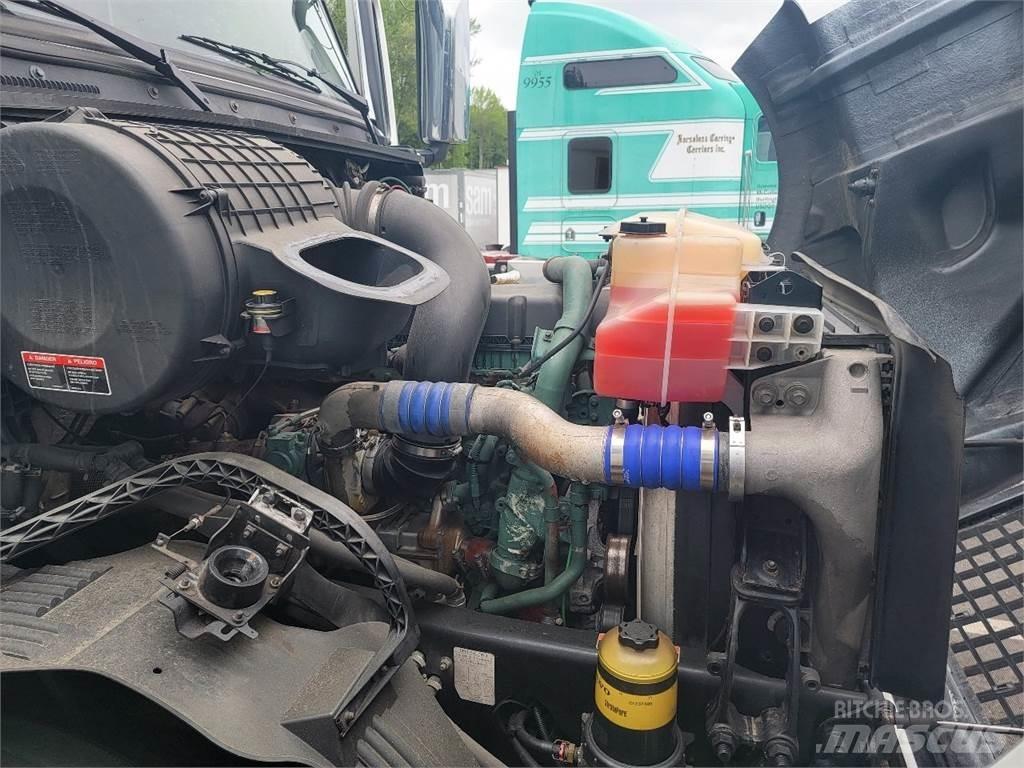 Volvo VNL64T780 Truck Tractor Units
