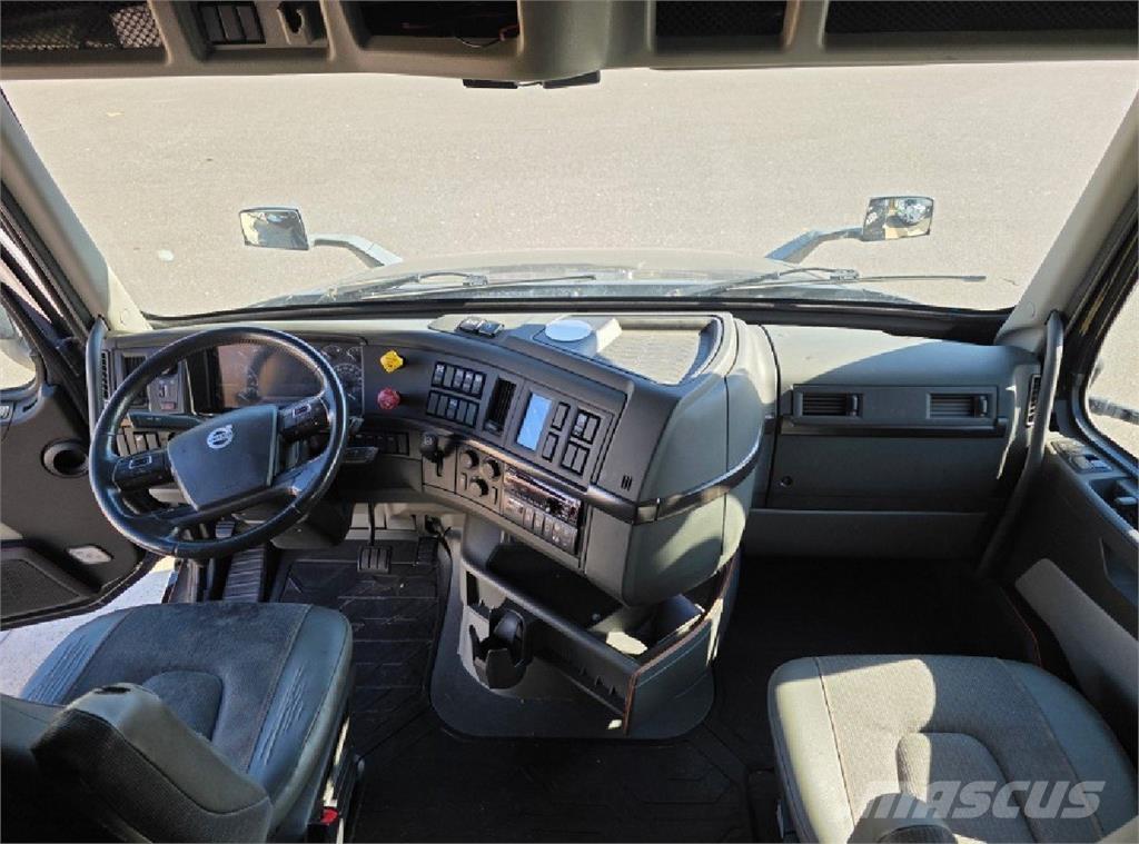 Volvo VNL64T860 Truck Tractor Units