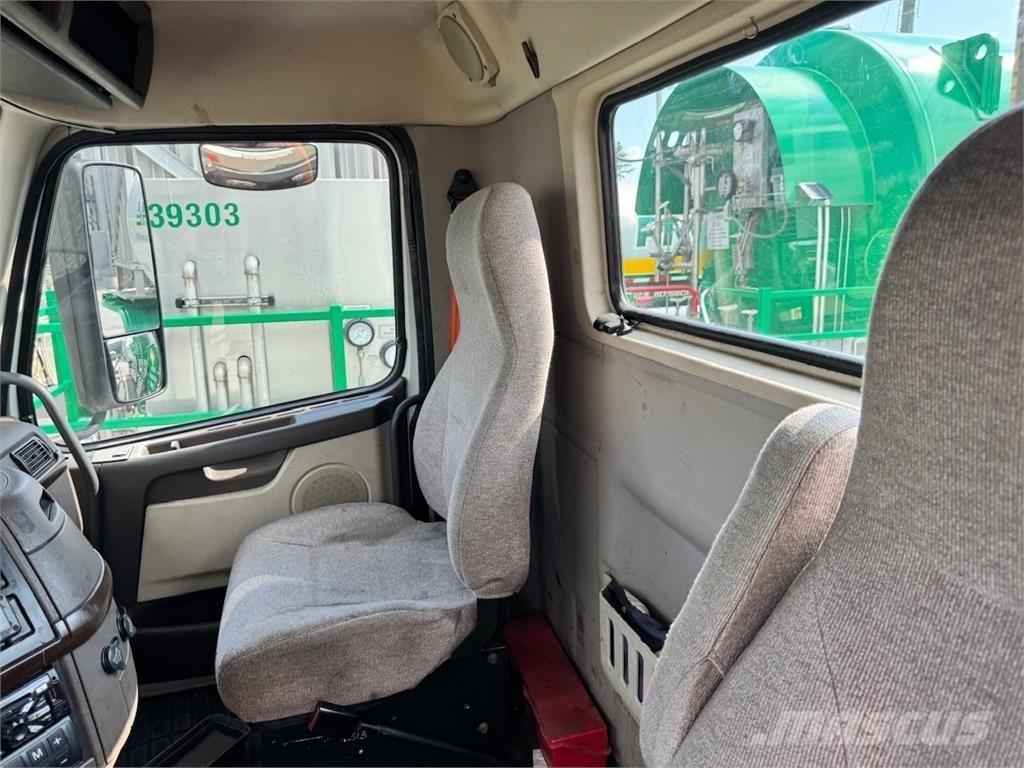 Volvo VNM64T200 Truck Tractor Units