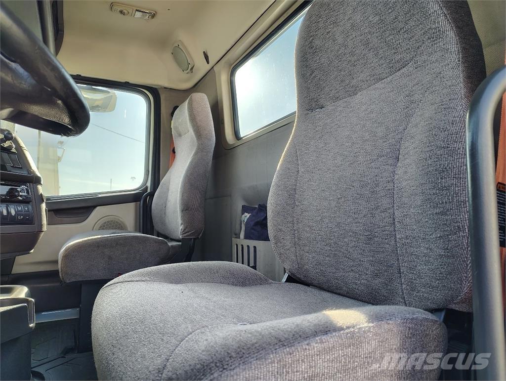 Volvo VNM64T200 Truck Tractor Units