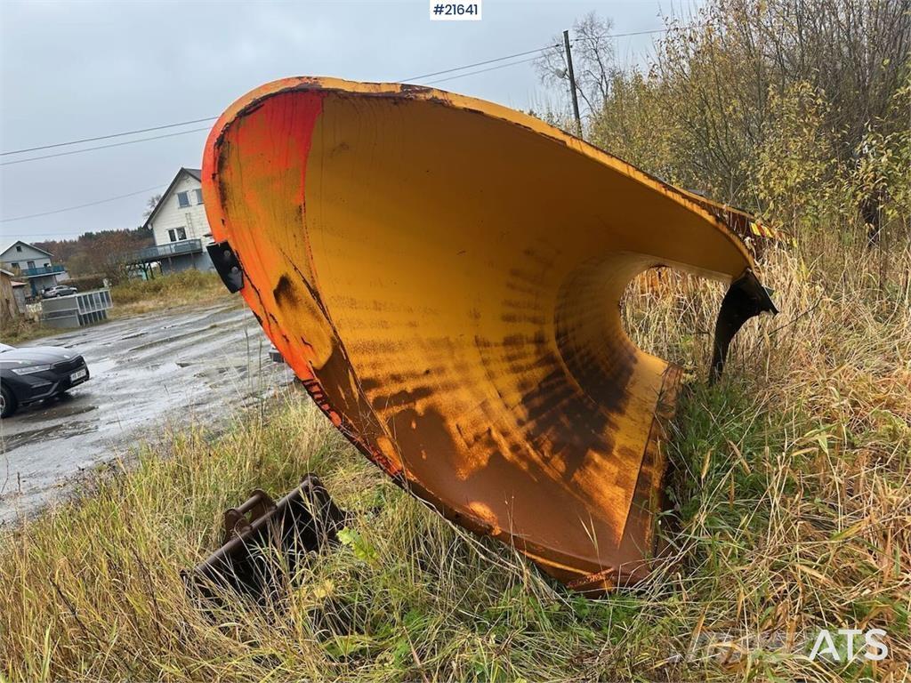  Gmill HDA 265 plow. Other components