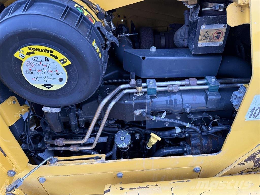 Komatsu D51PX-22 Crawler dozers