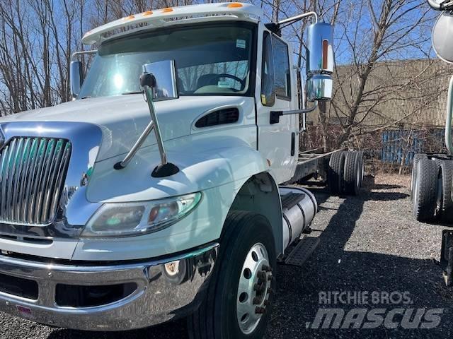 International 4400 Flatbed/Dropside trucks