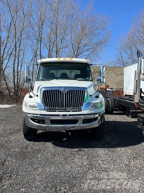International 4400 Flatbed/Dropside trucks