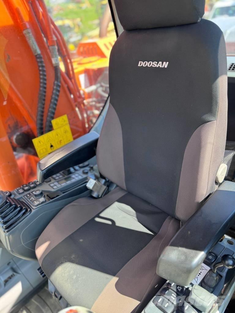 Doosan DX 140 W Wheeled excavators