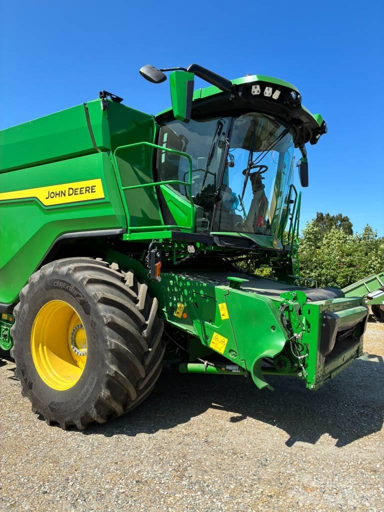 John Deere X9 1000 Combine harvesters