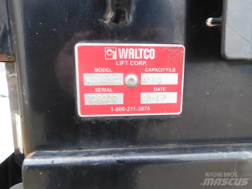 International 4300 Containerframe/Skiploader trucks