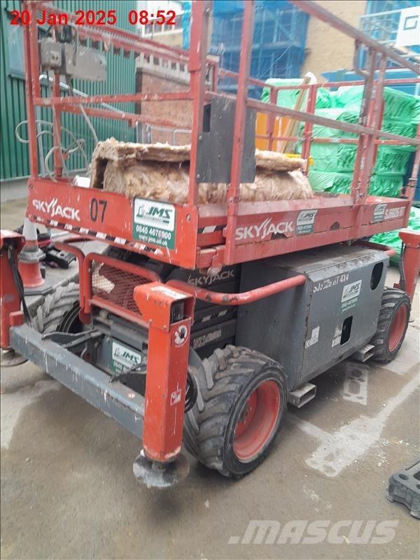 SkyJack 6832 RT Scissor lifts