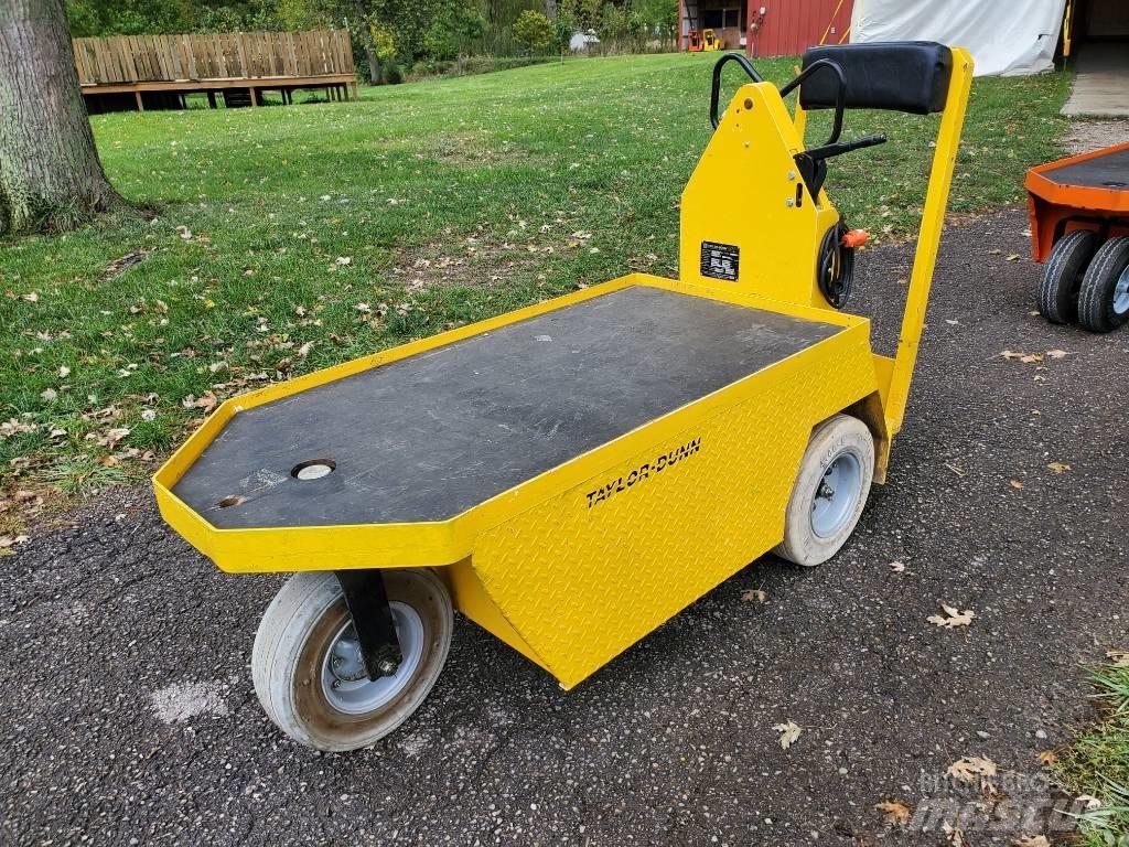 Taylor-Dunn SC090 Towing truck