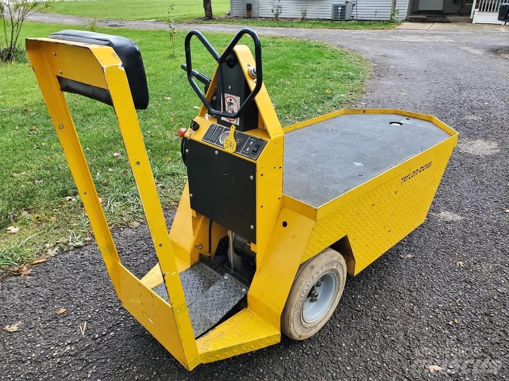 Taylor-Dunn SC090 Towing truck