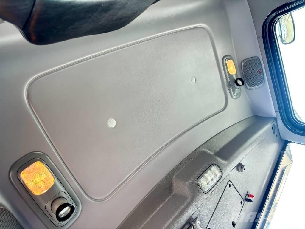 Peterbilt 389 Truck Tractor Units