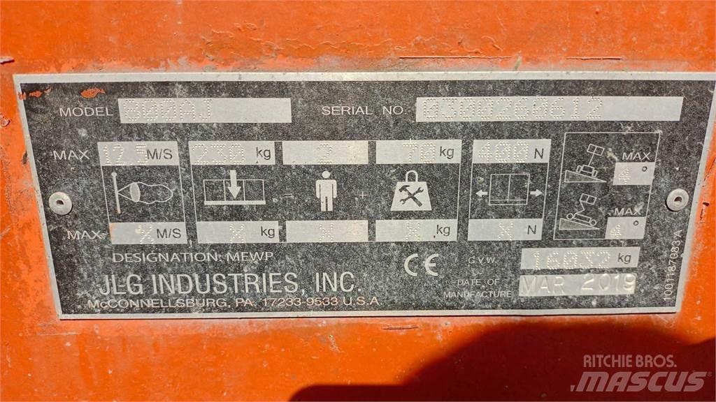 JLG 800AJ Articulated boom lifts