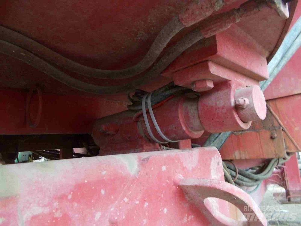  Loewen 1022 Mixer feeders