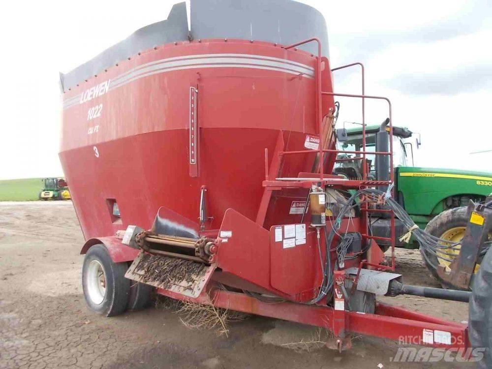  Loewen 1022 Mixer feeders