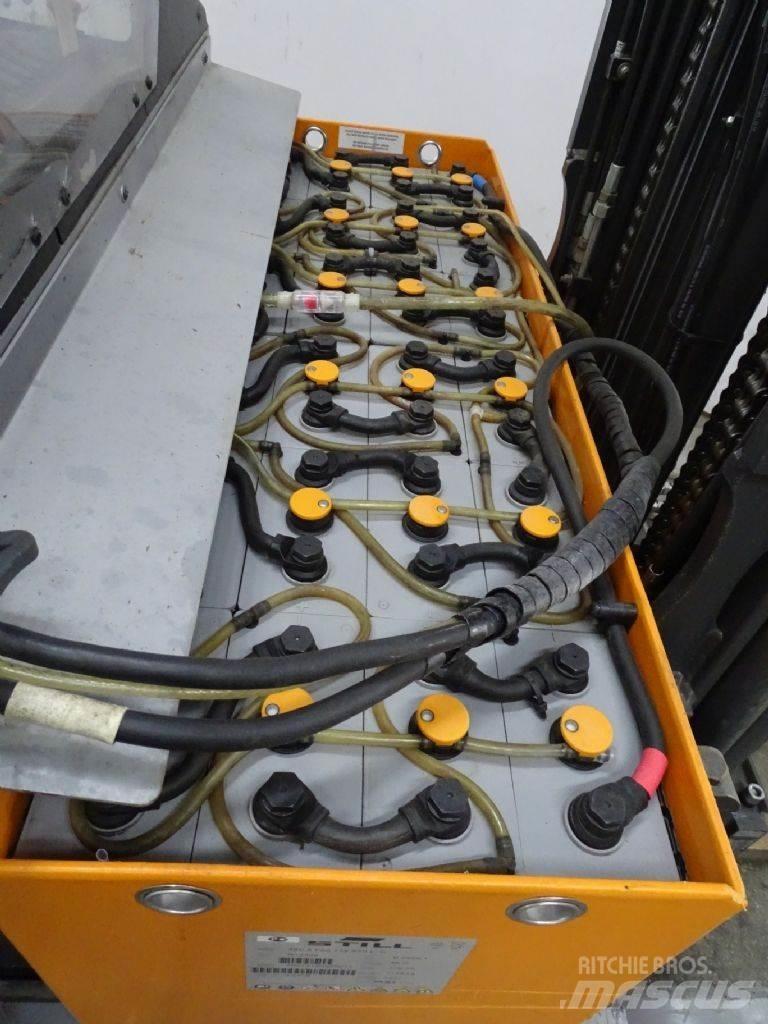 Still FM-X17 Reach truck